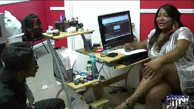 Beste porno Geen registratie  Verlegen meisje dat seks heeft gratis gayporno met een pick-up.