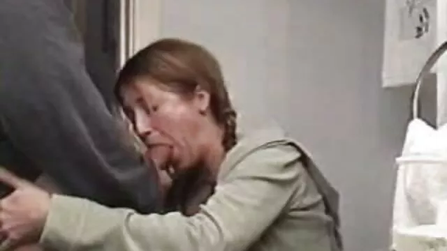 Beste porno Geen registratie  Volwassen vrouw hecht zich aan een dikkevrouwenporno man in de badkamer en speelt met zijn penis